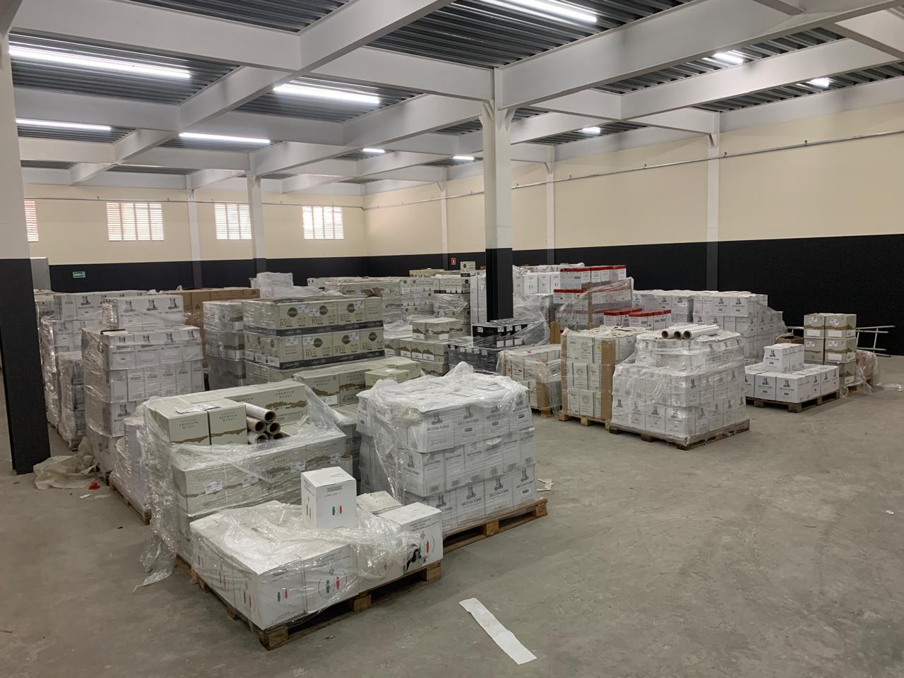 Interior do centro de distribuição da VÍSSEL, com dezenas de paletes de caixas de vinho estocadas